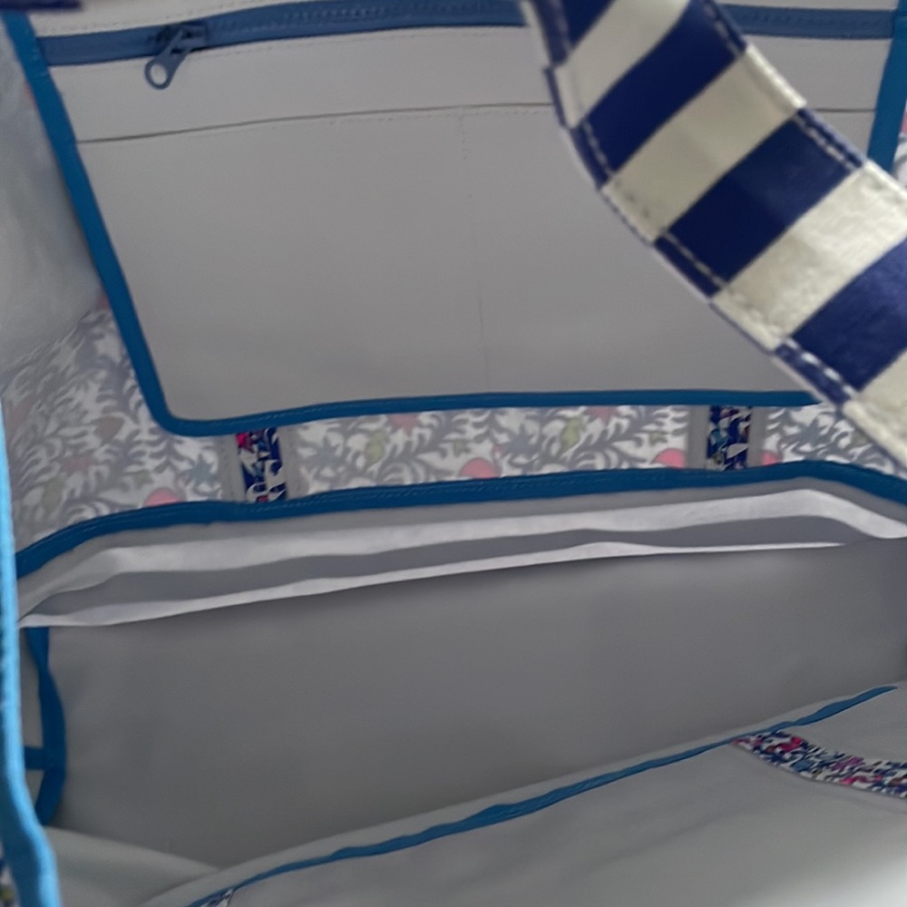 Vineyard Vines Blue White Floral Stripe Tote - Picture 5 of 6